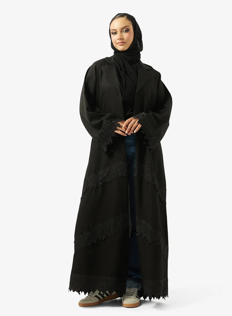 هيا كلوزيت عباية بياقة واسعة مزينة بالدانتيل